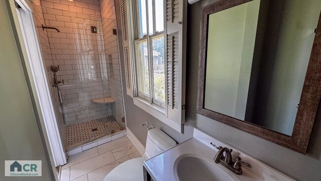 Building Photo - HUGE 9 bedroom house just a few blocks fro...