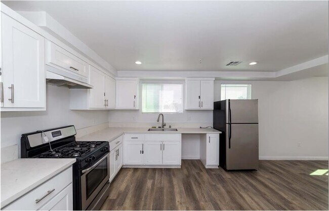 Building Photo - 211 W 43rd St