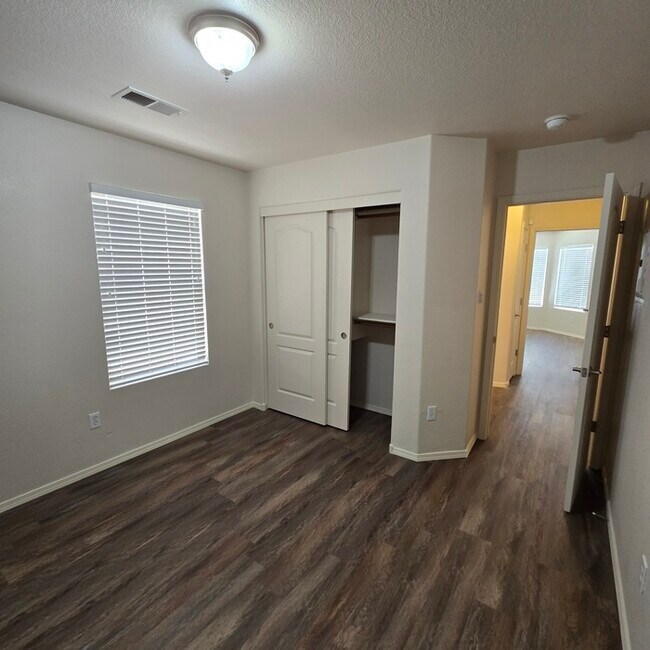 Building Photo - 669 Sunny Meadows Dr