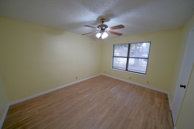 Building Photo - Lovely Home in Cibolo Now Available - Real...