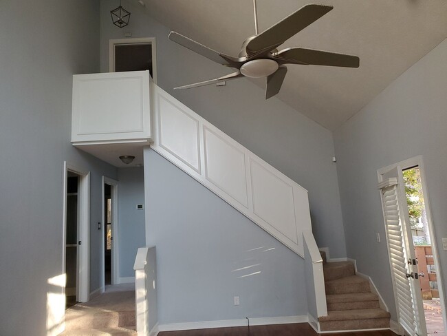 Building Photo - Beautiful contemporary home with high ceil...