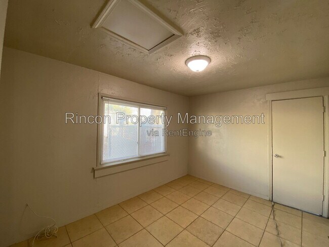 Building Photo - 752 W Main St