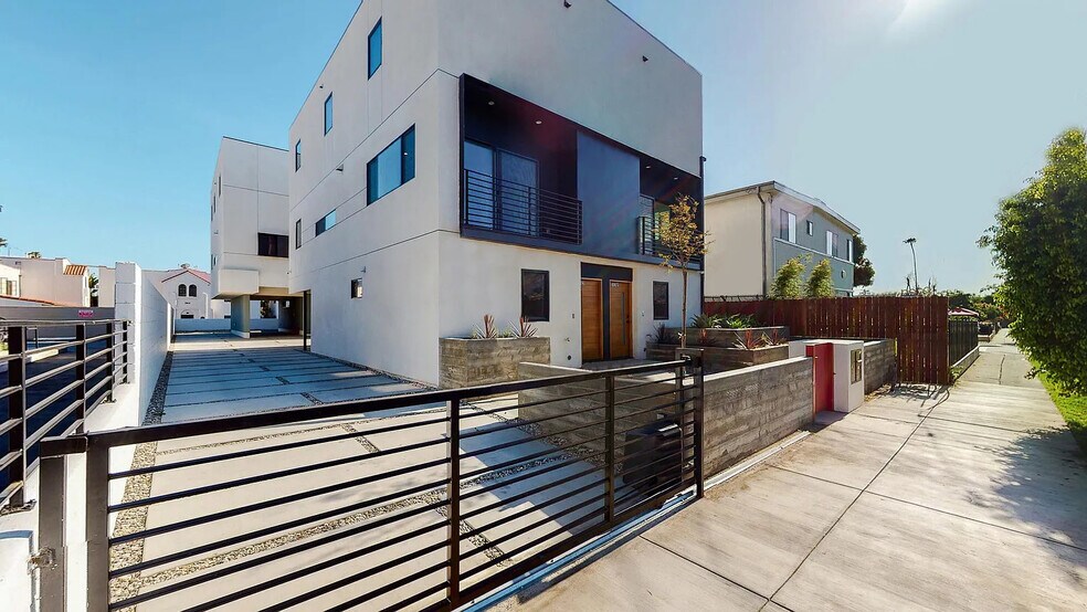Building Photo - 3820 Montclair St