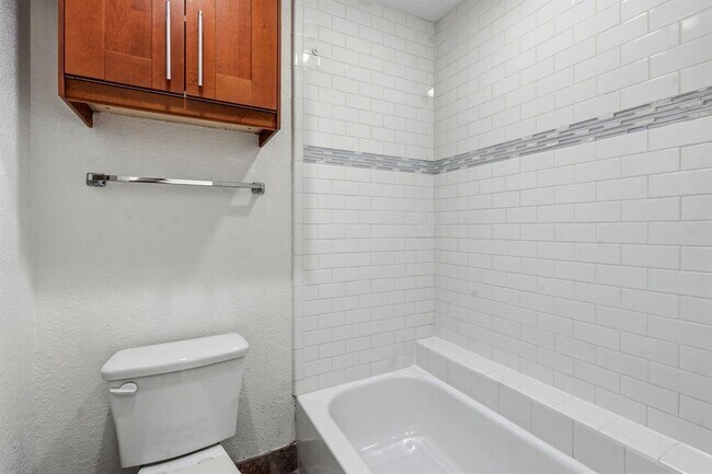 Building Photo - 7685 Northcross Dr