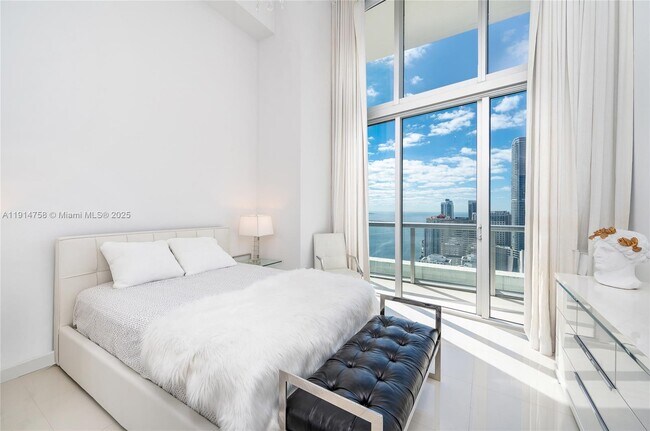 Building Photo - 495 Brickell Ave