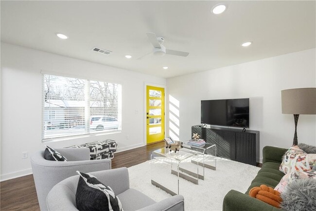 Building Photo - 568 E Rebecca St