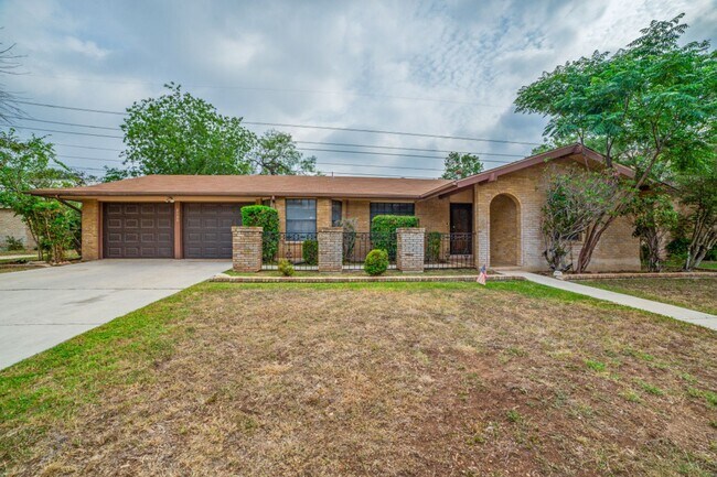 Primary Photo - Thousand Oaks neighborhood! Over 1800 sqft!
