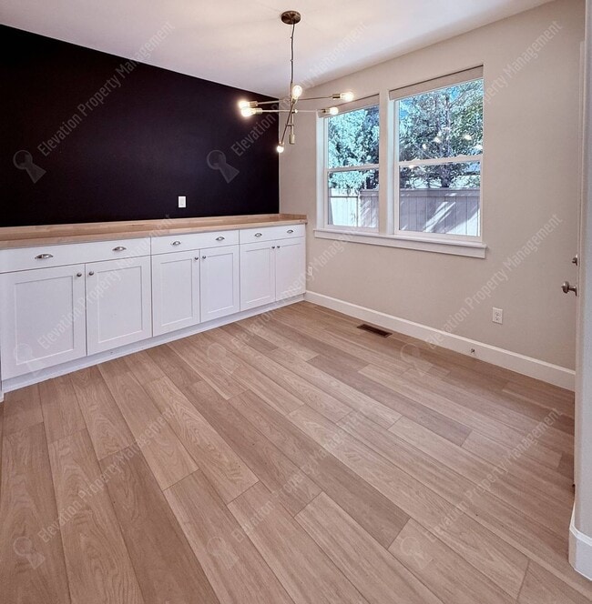 Building Photo - Modern 3 BR home in NE Bend near Orchard Park