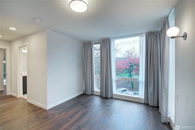 Building Photo - 2Bd/1.75Ba Seattle Townhouse