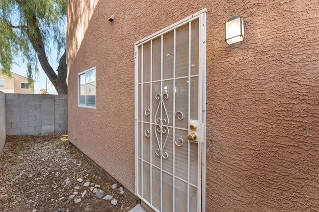 Building Photo - Cozy 3-Bedroom with Spacious Backyard!