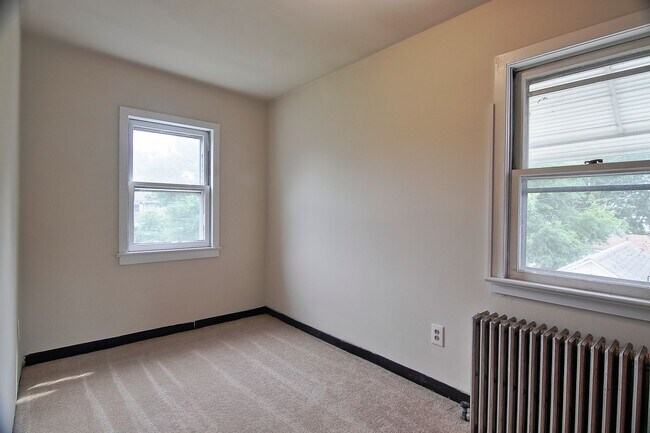 Building Photo - Spacious 4/5 Bedroom Home for Rent - Available Now!