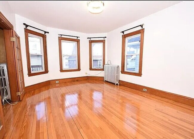 Building Photo - Apartment Available for Rent in Dorchester, MA