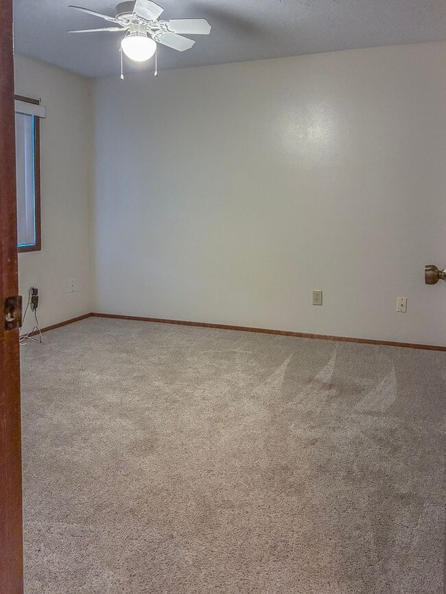 Building Photo - Hillsboro Duplex- 2 Bedroom 1 bathroom with fenced in yard available !