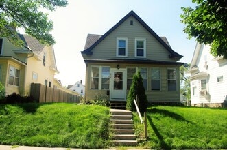 Building Photo - Large 4 Bedroom Home Near Green Line