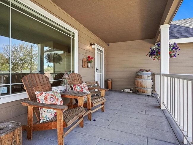 Building Photo - Spacious Prineville Home with Large Backyard!