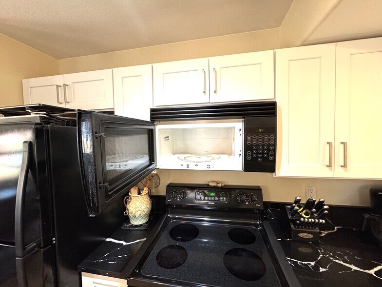 Building Photo - 890 Kitty Hawk Dr