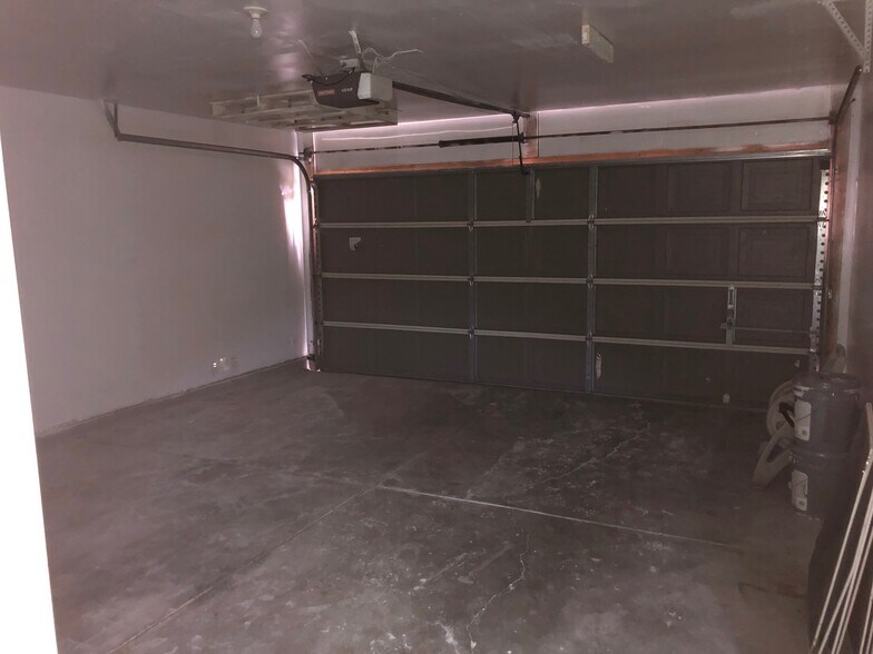 2 car garage - 867 Spyglass Dr