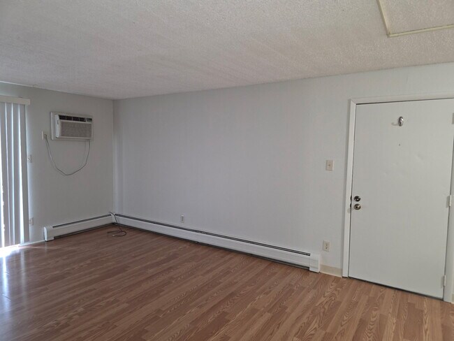 Building Photo - 1300 Golden Cir