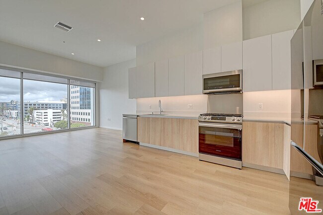 Primary Photo - 200 W Ocean Blvd