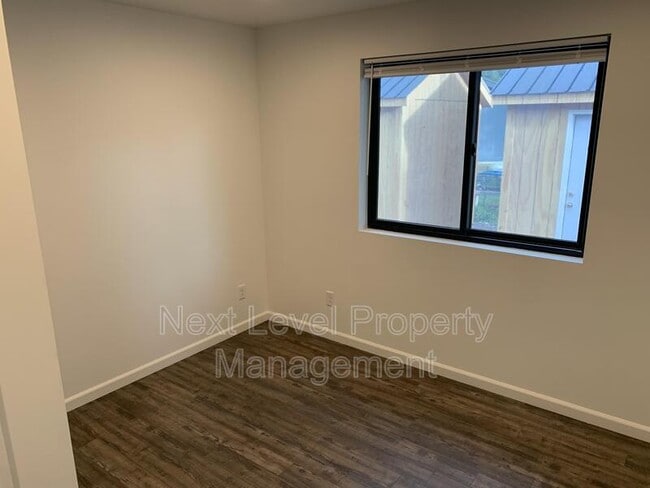Building Photo - 416 Maple Dr