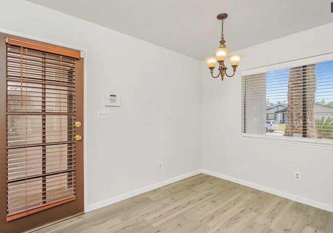 Building Photo - Beautiful 3 Bedroom 2 Bath