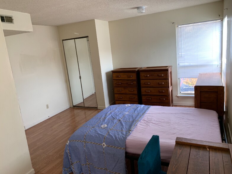 Building Photo - 1360 Hunters Rd