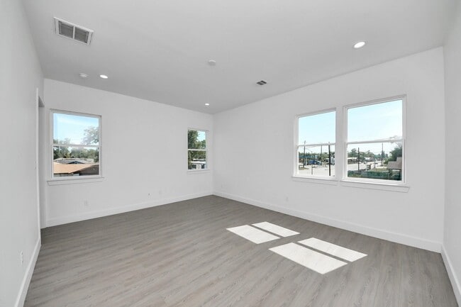 Building Photo - 4129 E Toliver St