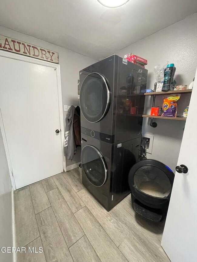 Building Photo - 10024 Fenway Dr