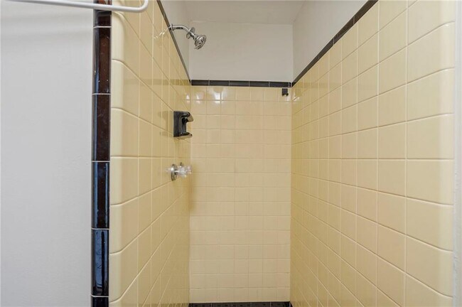 Building Photo - 2451 Warwick Cir NE