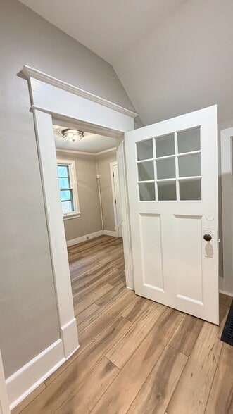Entrway - 812 W Main St
