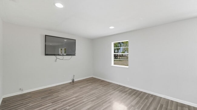 Building Photo - 200 Valley Acres Dr