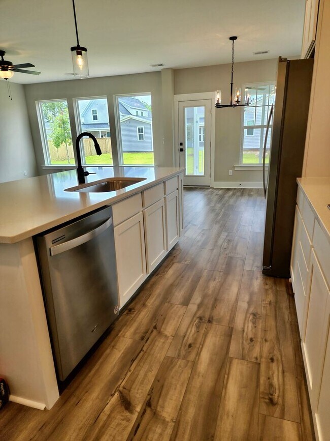Building Photo - LIKE NEW Executive Home In Coveted Midtown...