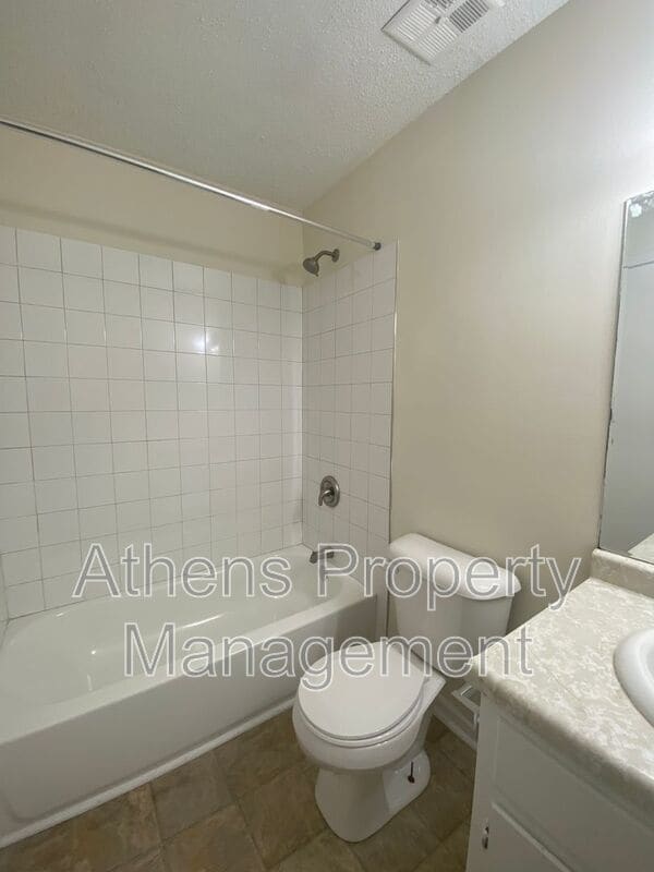 Building Photo - 131 Pinehurst Ct