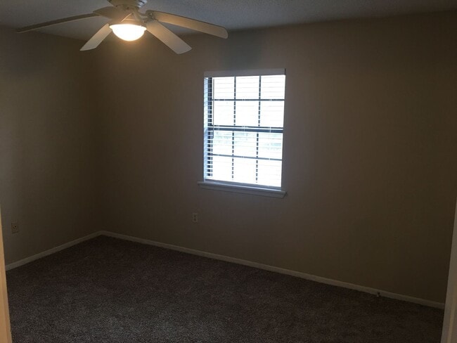 Building Photo - 3 Bed 1 Bath Home