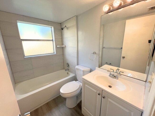 Building Photo - 843 Twin Lakes Dr