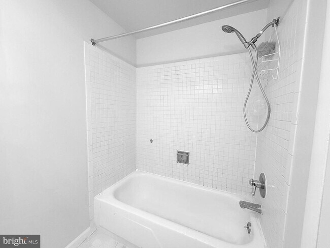 Building Photo - 122 Laureba Ave