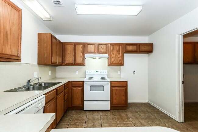 Building Photo - 3 Bedroom, 3 Bath, 2 Car Garage Duplex.