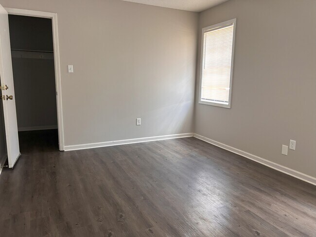 Building Photo - Cranbury Park Dr.