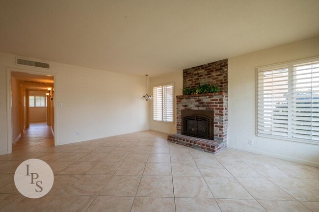 Building Photo - Fresno South East Home, 3BR/1BA, Built 195...