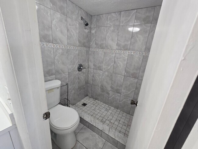 Building Photo - 1305 W 53rd St