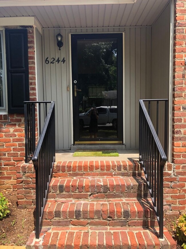 Building Photo - Charming 3 Bedroom, 2 Bath Brick Ranch Hom...