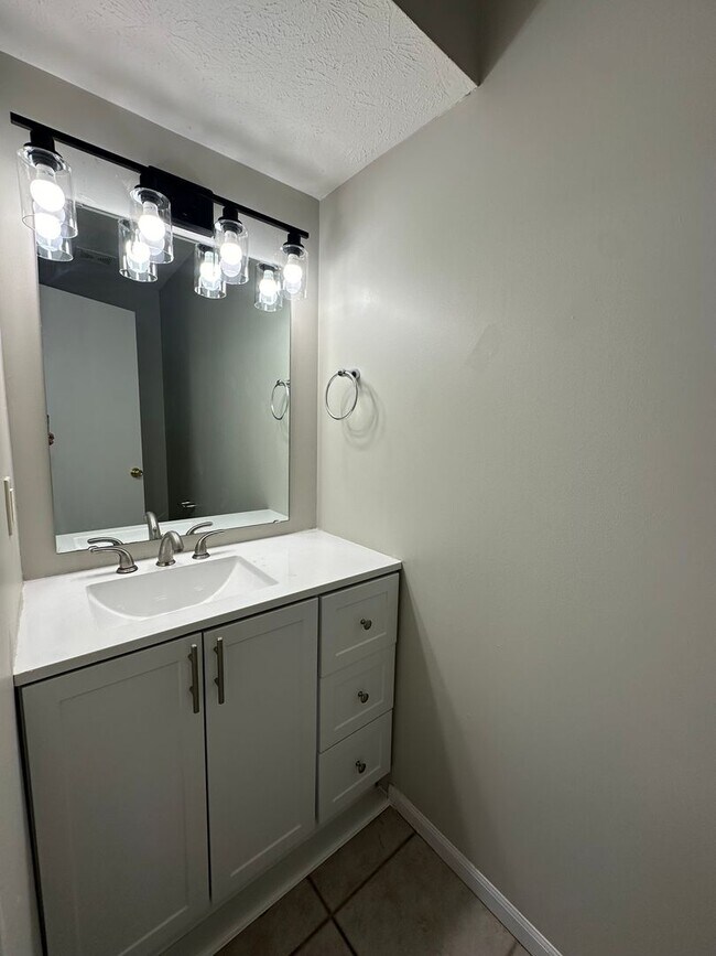 Building Photo - 3611-3613 E Thornhill-ROLLEY