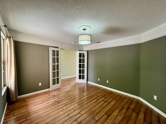 Building Photo - Large 3 Bedroom 2.5 Bathroom Located In Th...