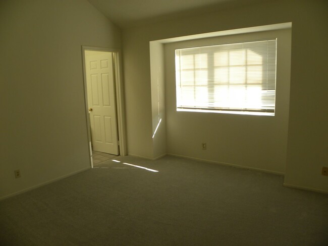 Building Photo - 2 Story Townhome Style 2 bedroom 2 bath