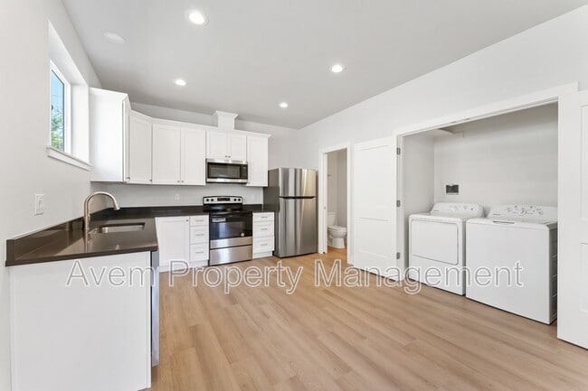 Building Photo - 930 Molalla Ave