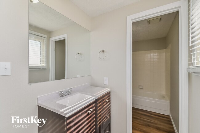 Building Photo - 2213 Moccassin Dr