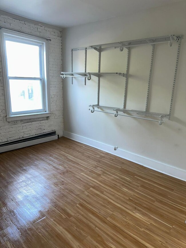 Building Photo - Cozy 2 bedroom 1 bathroom house with off-street parking