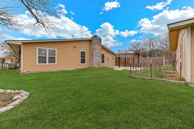 Building Photo - CRESTHAVEN HEIGHTS