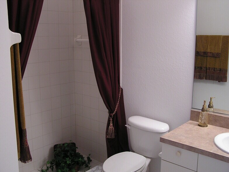 Master Bath - 412 28th St W