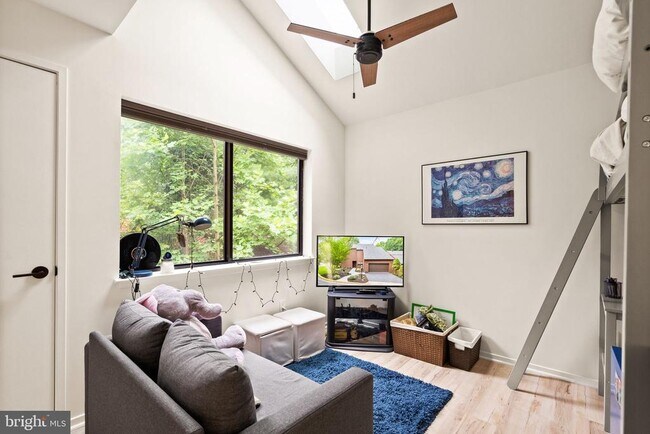 Building Photo - 2120 S Bay Ln
